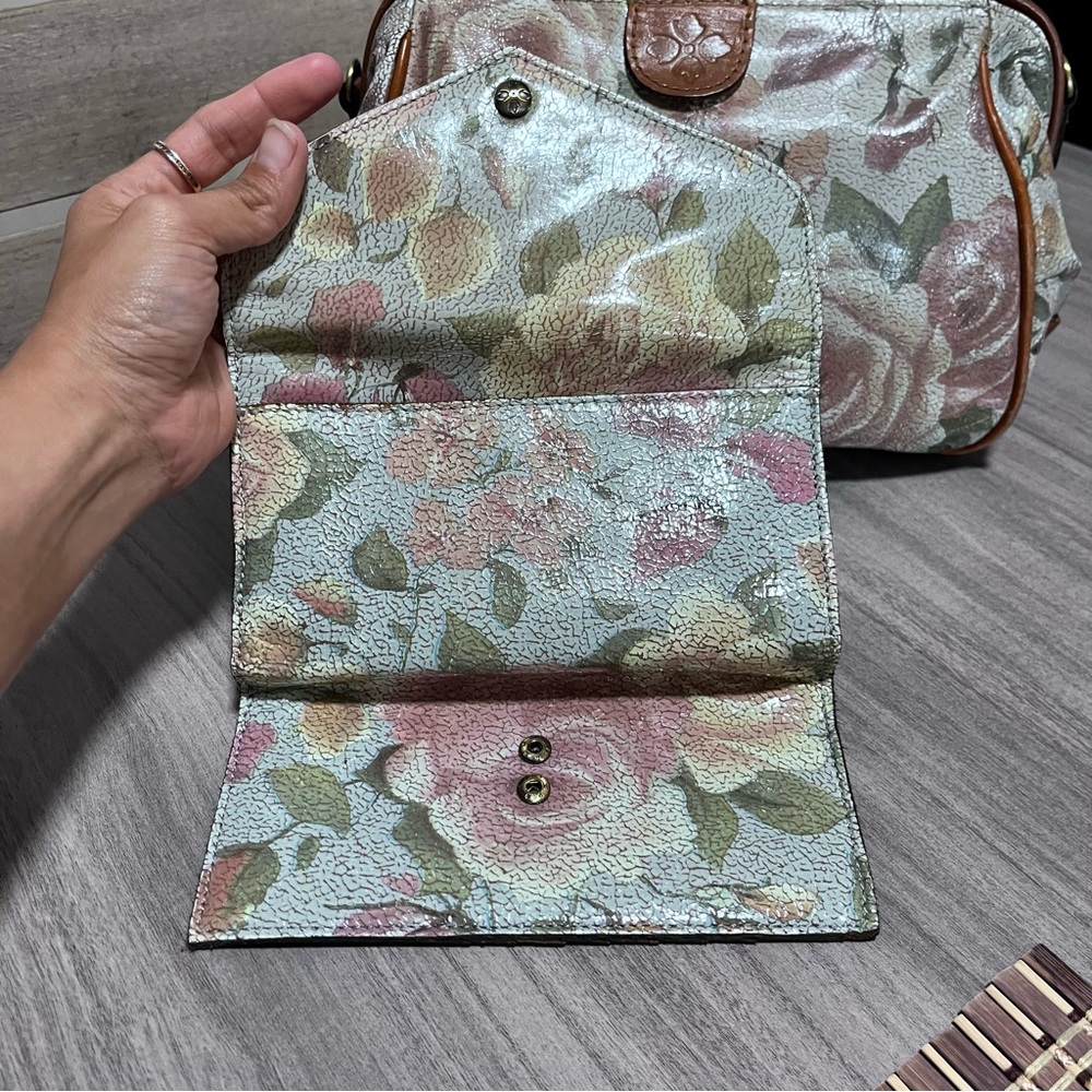 EUC Patricia Nash Crackled Rose Garden Gracchi Satchel & Matching Aprilia Wallet - Picture 3 of 11